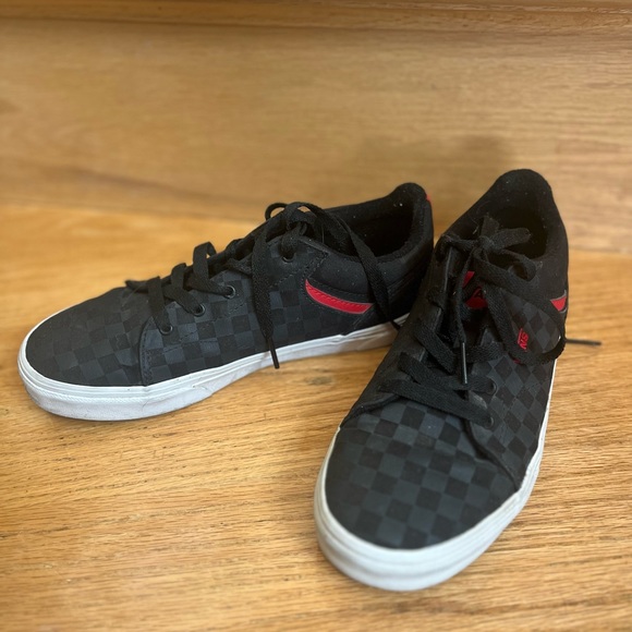 Like new youth vans size 5.5. - Picture 3 of 5